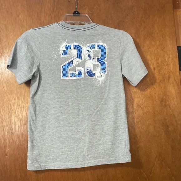 Disney Mickey Mouse 28 Crew Neck Gray Short SleeveT-shirt Size Youth Medium - Picture 3 of 3